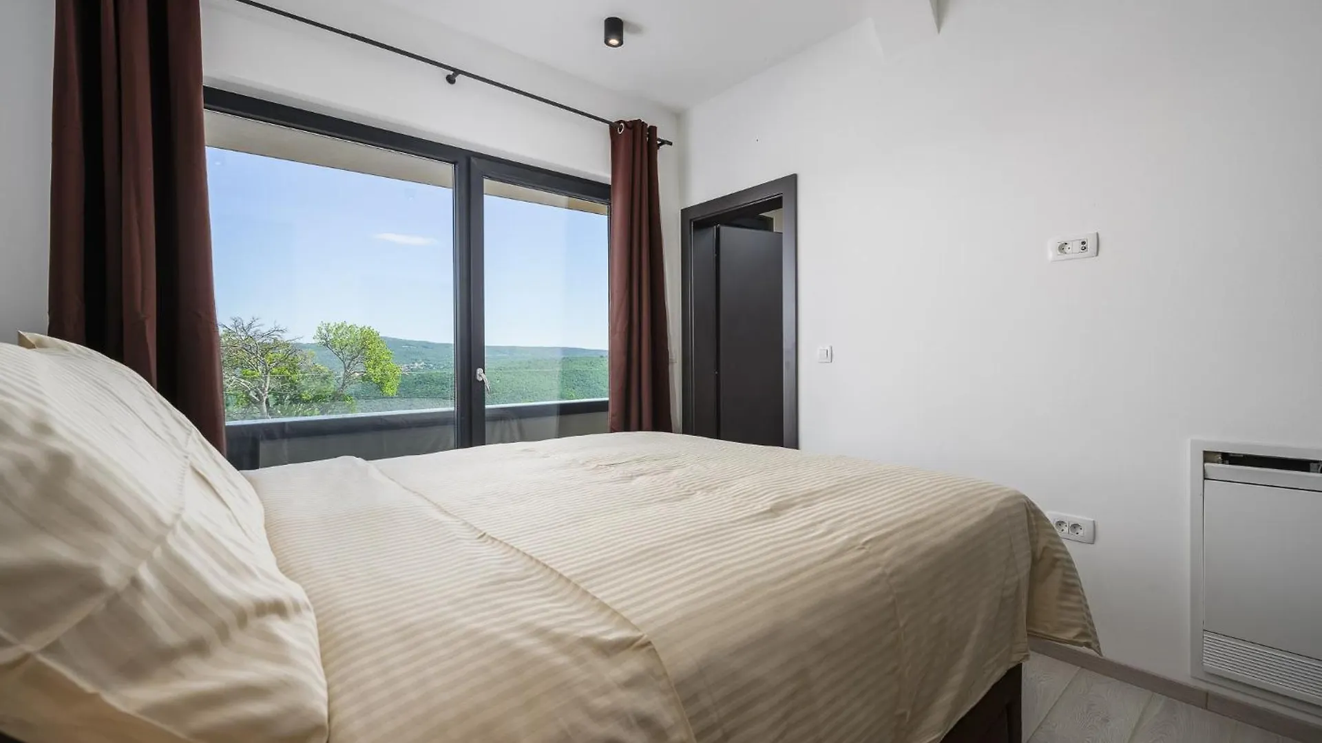 Villa De La Vie Raša 0*,